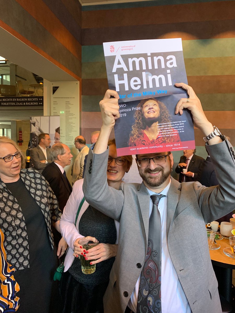 Net voor het begin van de uitreiking van de Spinoza-prijzen in de Koninklijke Schouwburg te Den Haag. De favoriet van #universiteitgroningen is duidelijk.