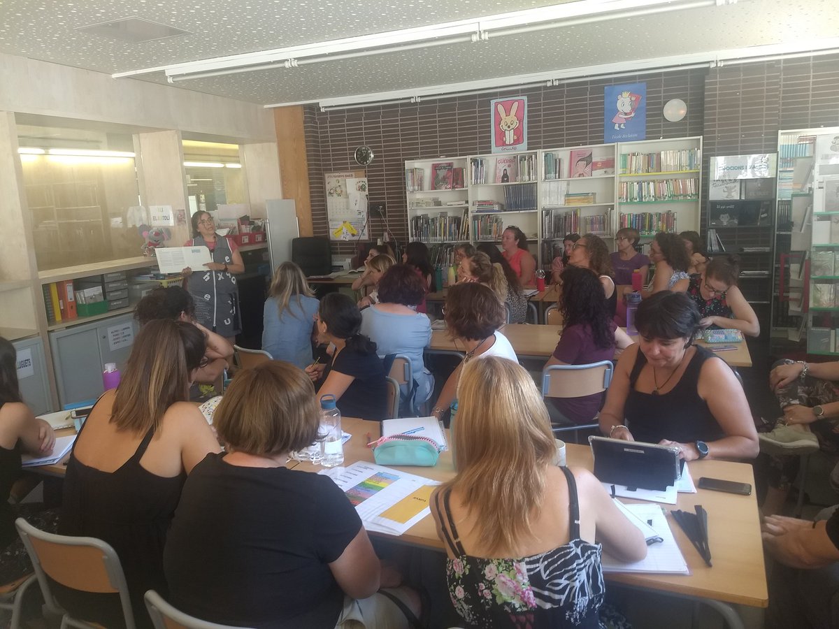 escolasantjosep's tweet photo. La Maria ens ensenya com promocionar i incentivar el préstec de la biblioteca de l'escola #PEE020 @reportEducacio @SVHmedi https://t.co/tOcVmZbFOy