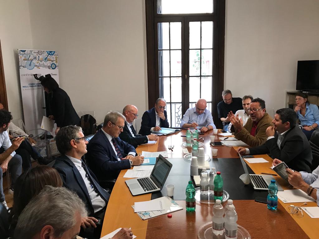 UilmNazionale's tweet photo. #Confimi Stamattina abbiamo illustrato la piattaforma per il rinnovo del contratto che è scaduto il 31 maggio 2019 e interessa circa 100mila lavoratori. Confimi si è dichiarata disponibile al negoziato esprimendo alcune riserve. Prossimo incontro il 28 ottobre @lucamcolonna #Uilm https://t.co/Zq1IX3MRL0