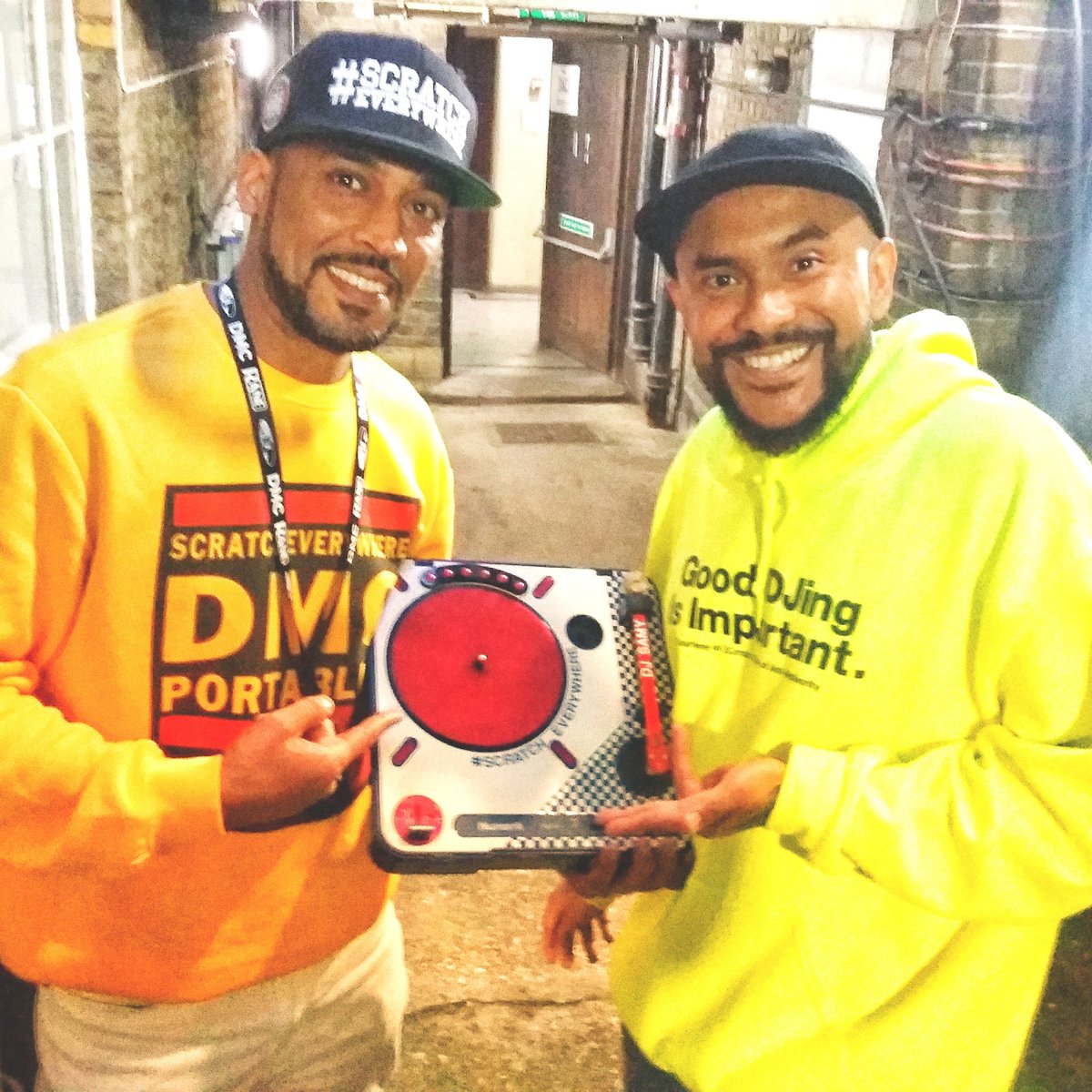 djsamyofficiel's tweet photo. About last Saturday at @DMC_DJ_Champs in London.
@scratcheverywhere blessed by the legend @crazearoni #DjCraze / Thank you for those years of inspiration🙌 #london #dmcworld #dmc #scratcheverywhere https://t.co/aZNSvC02XD