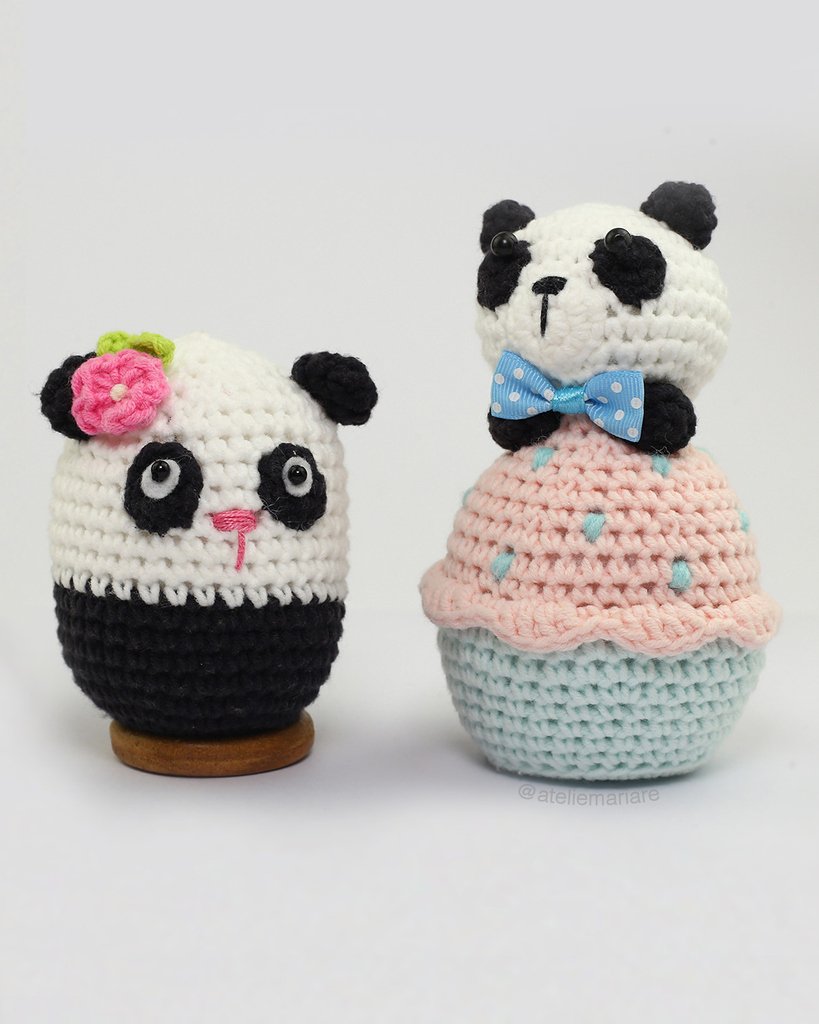 AtelieMariare's tweet photo. “O amor não olha com os olhos, mas sim com a mente, e por isso o Cupido alado é pintado cego.”
(William Shakespeare)
💞 #ateliemariare #amigurumi #pandacrochet #crochetpanda #amigurumipanda #crochetcupcake #cupcakecrochet #pandacupcakes #pandacupcake https://t.co/eqXdR30Xrb