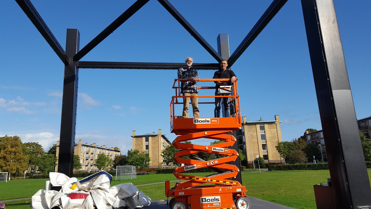 De Klanksteen is weer winterklaar en hebben we het dak op het juiste moment droog binnen kunnen halen! Met dank aan onze vrijwilligers en de zeilmaker Arjen die deze klus weer hebben geklaard.