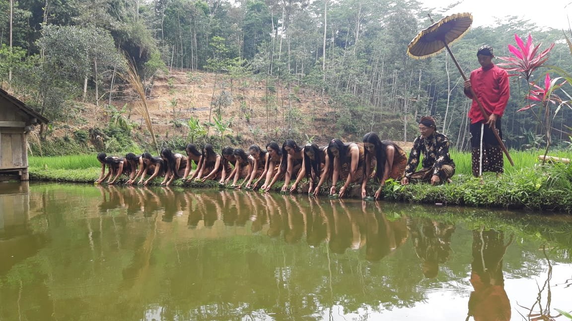 WonosoboUp's tweet photo. Mau ngintip #jamasan #lengger yang diikuti 15 gadis cantik asal #wonosobo di Njanti Kadipaten? mereka harus membasuh diri di pertemuan dua Tuk kramat dan mengikuti serangkaian prosesi sebelum di #wisuda jadi penari yang mengemban misi #budaya #theawakeningoflenggerpunjen https://t.co/cgMdkp9mUd