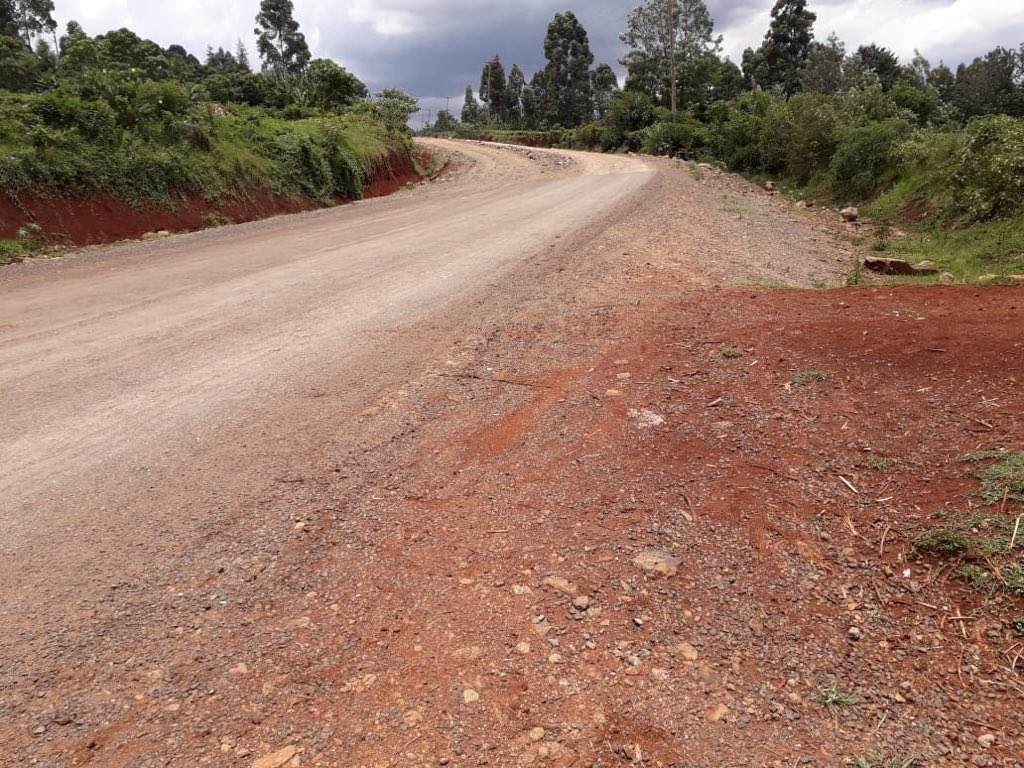 GDUDelivery's tweet photo. So far, 29 out of the 30 kilometers have been completed and have already been opened up to the public use. The road is expected to be a major boost to transport in the agricultural-rich Kericho and neighbouring counties. #GoKDelivers ^LC https://t.co/1yoRFJpqL5