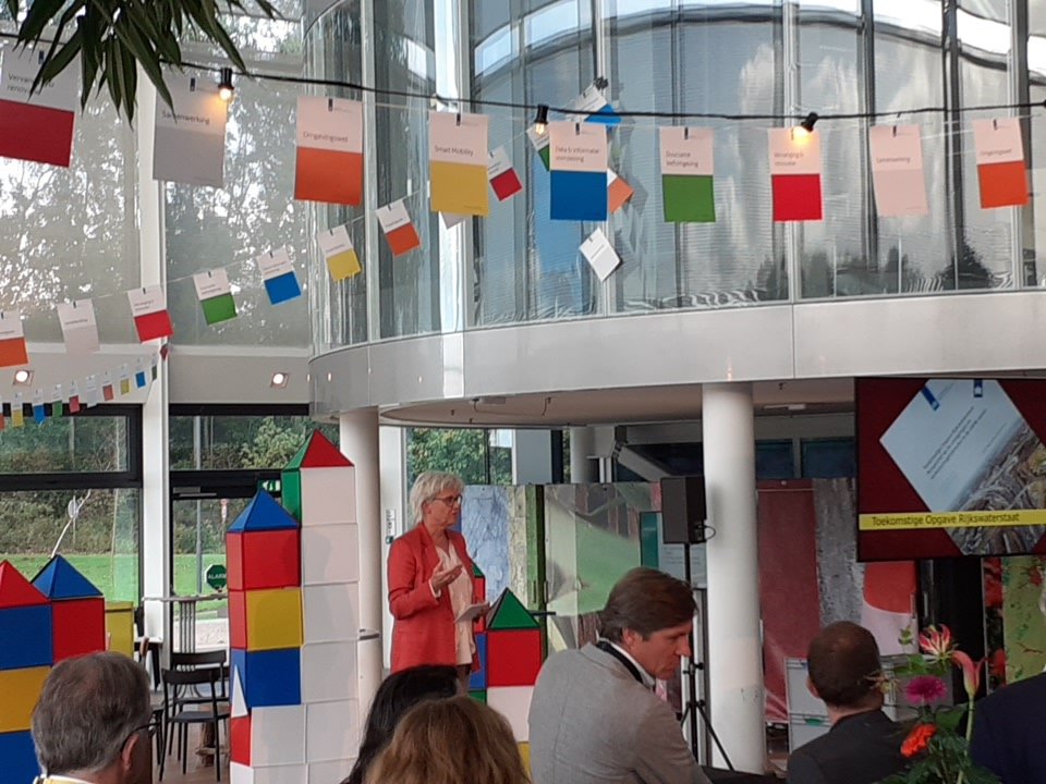 RWSzakelijk's tweet photo. Nieuwe gezichten op de #RWSmarktdag zoals @ASML, startups en jonge talenten binnen en buiten de GWW. @MicheleBlom: ‘We willen samen met jullie onze blik verruimen en anders kijken naar onze opgaven, ons werk en de toekomst’ https://t.co/ZSG8P5podn