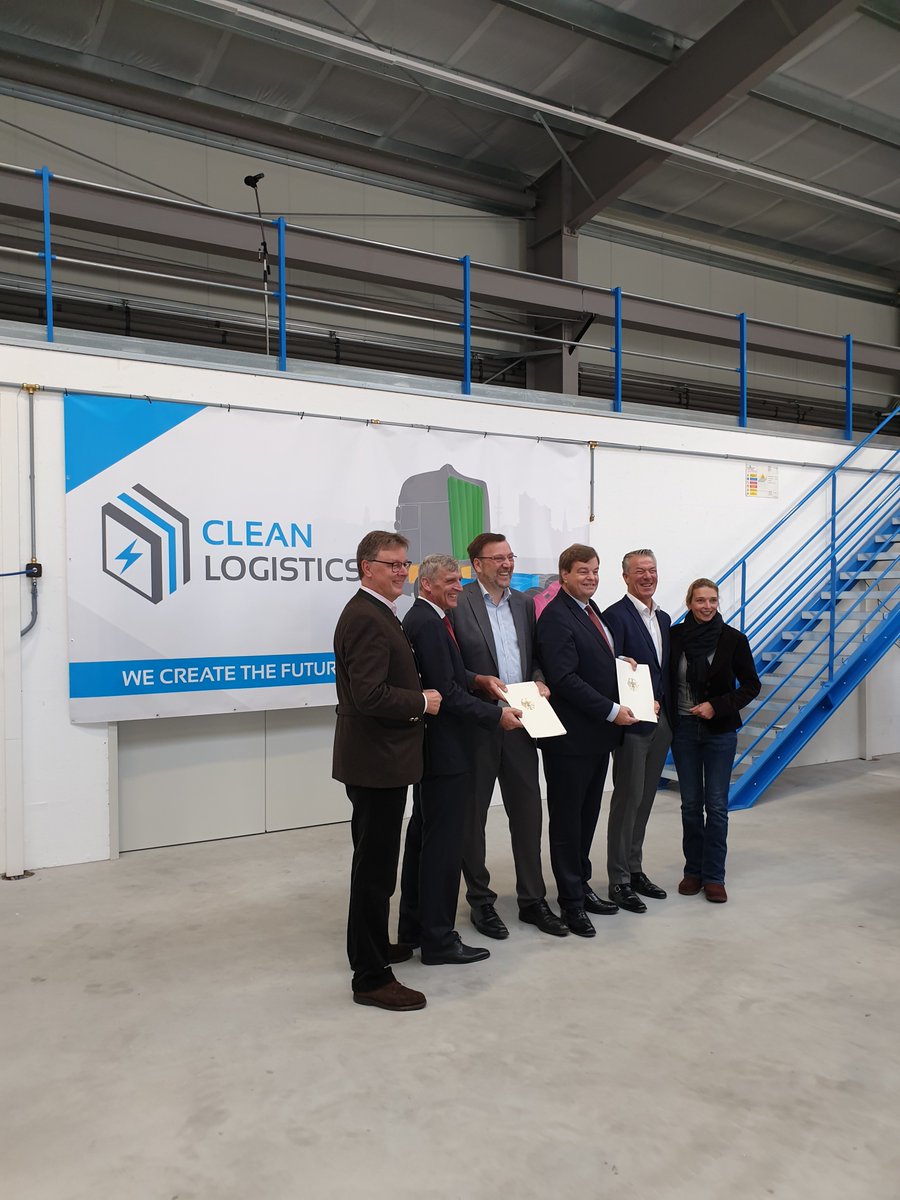 VDMAonline's tweet image. Ein großer Schritt in Richtung emissionsfreier LKWs in Deutschland: Unternehmen Clean Logistics entwickelt und baut gemeinsam mit VDMA-Mitgliedsfirmen und mit Bundesförderung 40-Tonner mit Brennstoffzellenantrieb. Heute Startschuss mit Staatssekretär Ferlemann im Werk in Winsen.