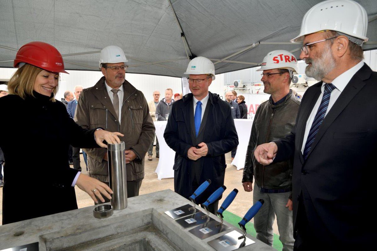 enercity_presse's tweet photo. Legen Grundstein für neue Klärschlammverwertungsanlage im Chemiepark Bitterfeld-Wolfen: @enercity Chefin Susanna Zapreva, @GELSENWASSER_AG Chef Hennig R. Deters (li.), PD energy-Geschäftsführer Michael Polk (re.) und weitere Vertreter aus Politik, Wirtschaft und Projektplanung. https://t.co/B46KYhlQSC