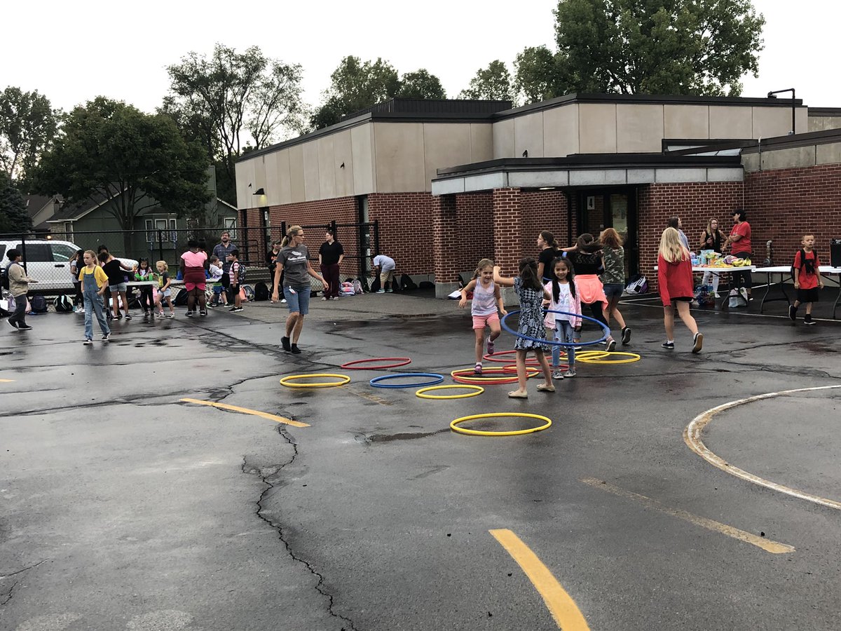 #WalkToSchoolDay HAPPY kids!! #WeAreRushtonStars <a href="/theSMSD/">SM School District</a>