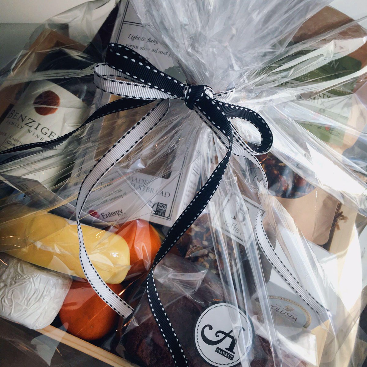 Btoffee's tweet photo. A Market x B. Toffee! Mirror, mirror on the wall, who is the yummiest goodie basket of this fall?! 🍂

#btoffee #amarket #goodiebasket #instafoodie #instagood #cello #fall #market #local #newport #newportbeach https://t.co/ULhcRrZuYY