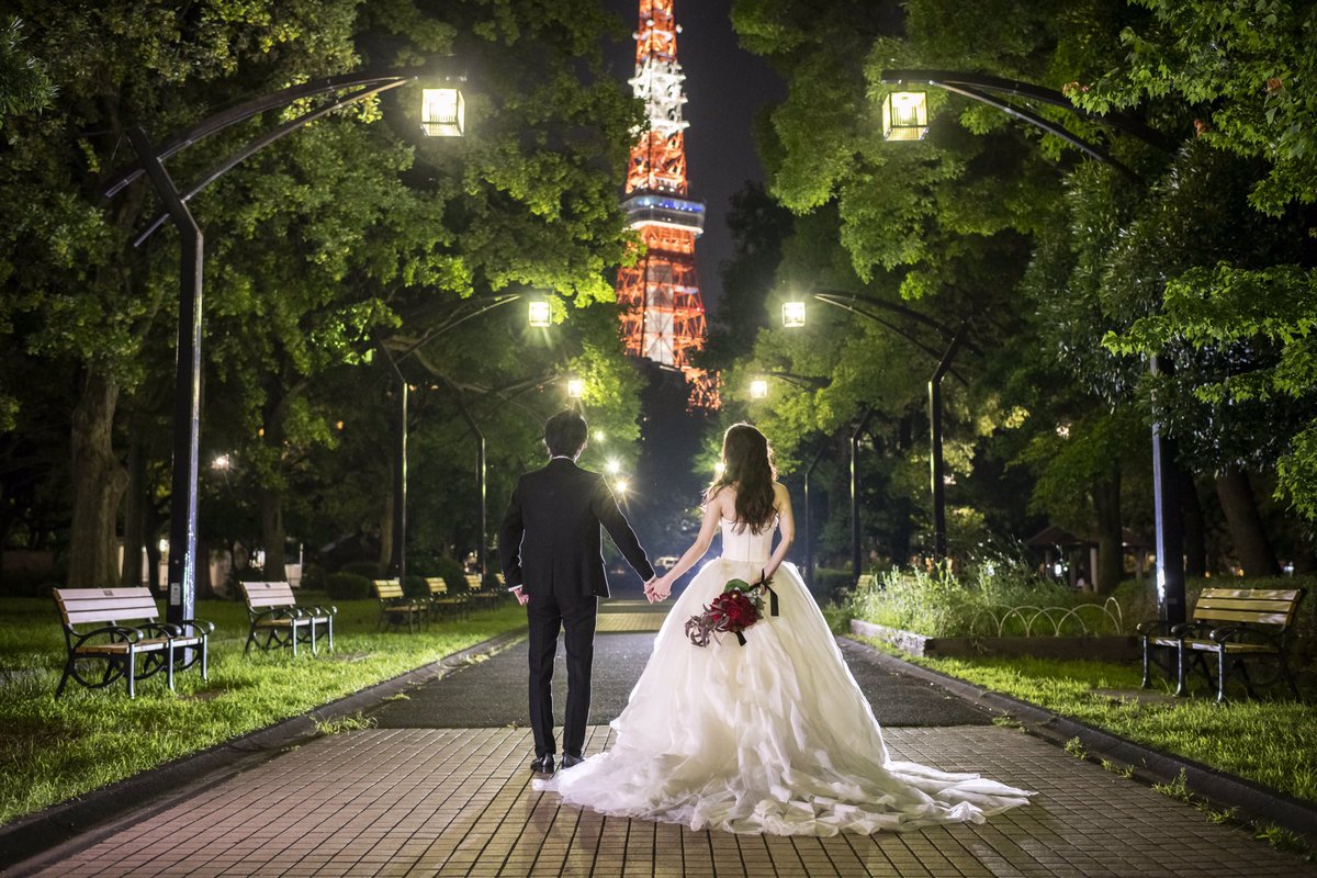 公式 24to Wedding 今までにない東京タワーの写真も入ってパワーアップ 東京駅も人気ですが 東京のシンボル 東京タワーも人気ロケーションですね こんなショットいかがでしょうか 東京タワー前撮りといえば24towedding 前撮り 東京