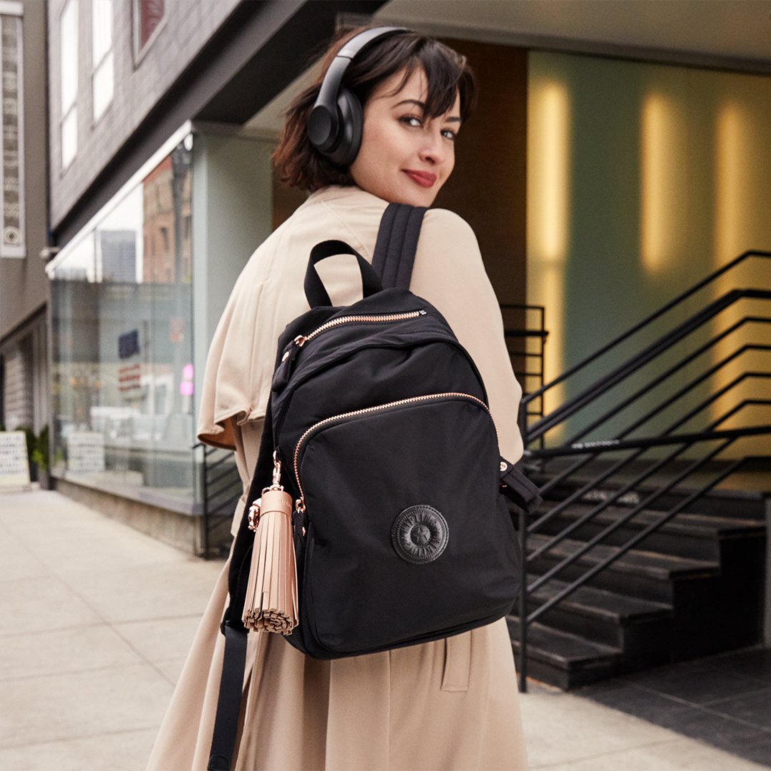 KiplingGlobal's tweet image. Boost your shine! ✨ Artist Sara Kendall exemplifies the confidence of The Paka Collection, designed for living light in the refined moments of daily life. #kiplinglivelight #livelight #music bit.ly/2mXW6gI