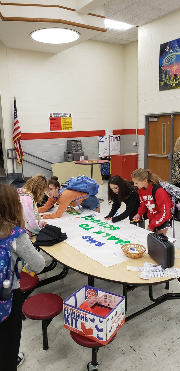 HixJen's tweet image. Rain Rain Go Away...RMS Walk to School Day! Super Bulldog participation!  @rotoloms #thatsrotolo