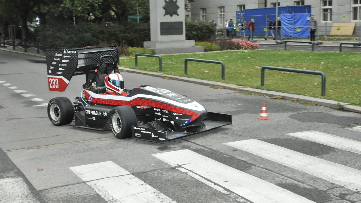 Dnes se po Technické ulici prohánějí formule a motorky <a href="/CVUTPraha/">ČVUT v Praze</a>. Zastav se a uvidíš, jaké stroje vyrábějí naši studenti. #densformulemi