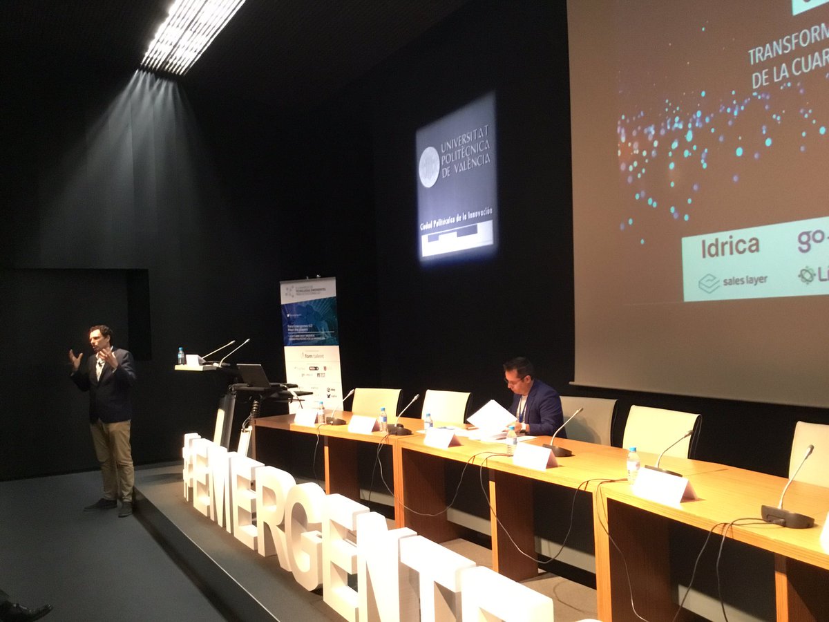 ForoEmergentes's tweet photo. #Emergentes19 #CuboAzul ~ @JaimeBarba_ , CEO de @GoAigua y director de Innovación de @GlobalOmnium, hablando de innovación https://t.co/1qhyts2lN8
