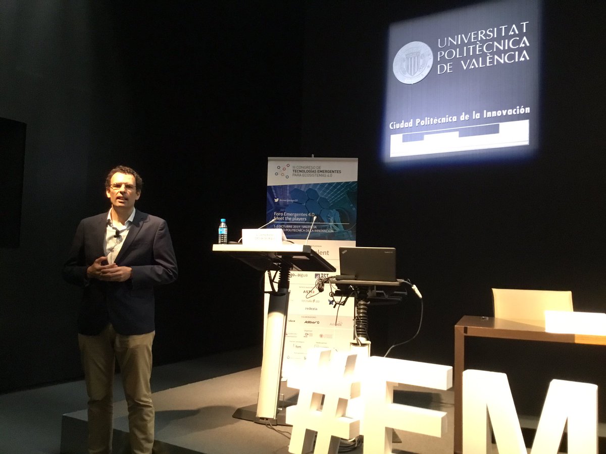 ForoEmergentes's tweet photo. #Emergentes19 #CuboAzul ~ @JaimeBarba_ , CEO de @GoAigua y director de Innovación de @GlobalOmnium, hablando de innovación https://t.co/1qhyts2lN8