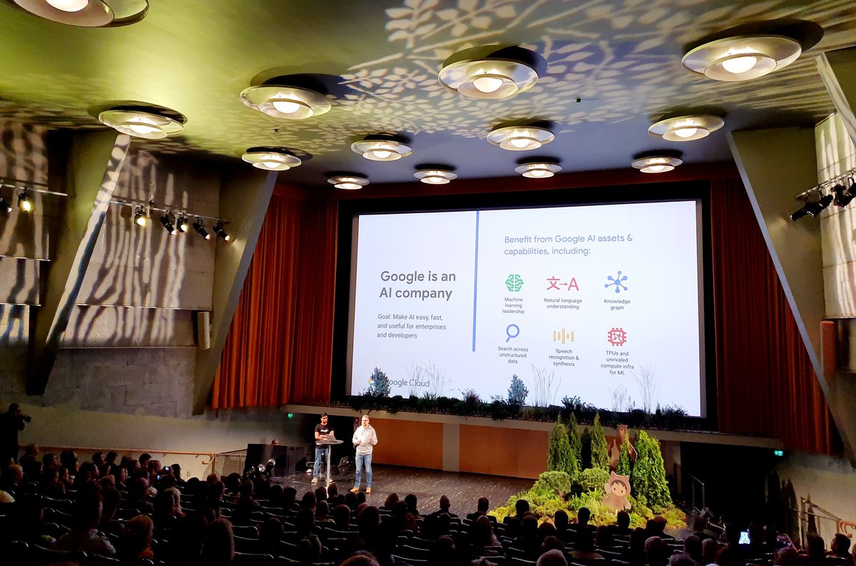 Google helps you remove complexity and get ahead of game with #AI. Great momentum with Salesforce👌Ari and Sumanta rocking the stage #ServiceSummit #GCP