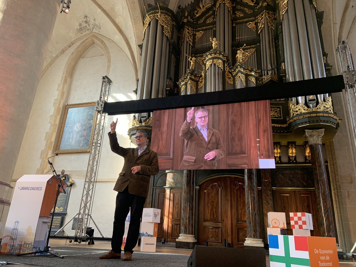 renepaas's tweet photo. Geschiedenisles door Philipp Blom in Groningen op het #ipocongres. Hij kijkt terug op de verlichting waarin niemand de stoommachine zag aankomen. Waar zijn wij blind voor? https://t.co/pOnS35D3UQ