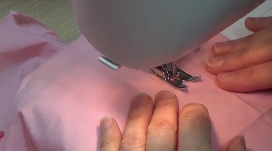 Utilizza un ago doppio e dei filati per eseguire un punto decorativo #video goo.gl/p5wxgH #cucito #cucire #diy #sewing