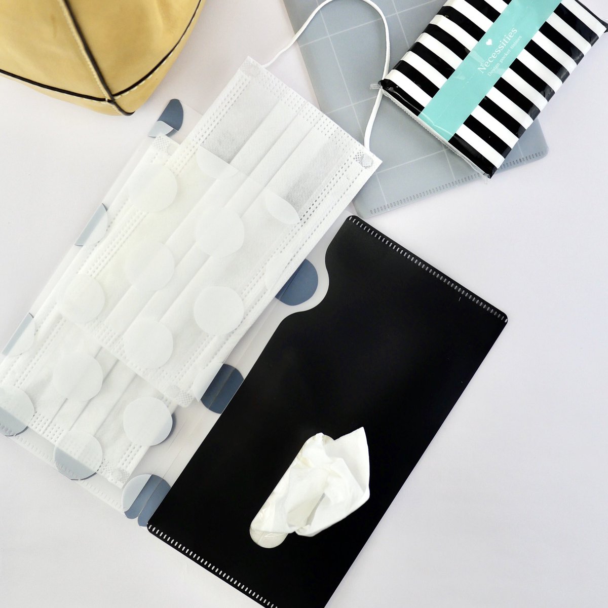 100円均一 ワッツ Watts Twitter પર マスクケースって意外と使える マスク収納はもちろん お金の管理や細かいものの保管にも 各種 100 Tax 店舗により取扱 在庫が無い場合があります ワッツ Watts ミーツ シルク 100円 100均 マスクケース