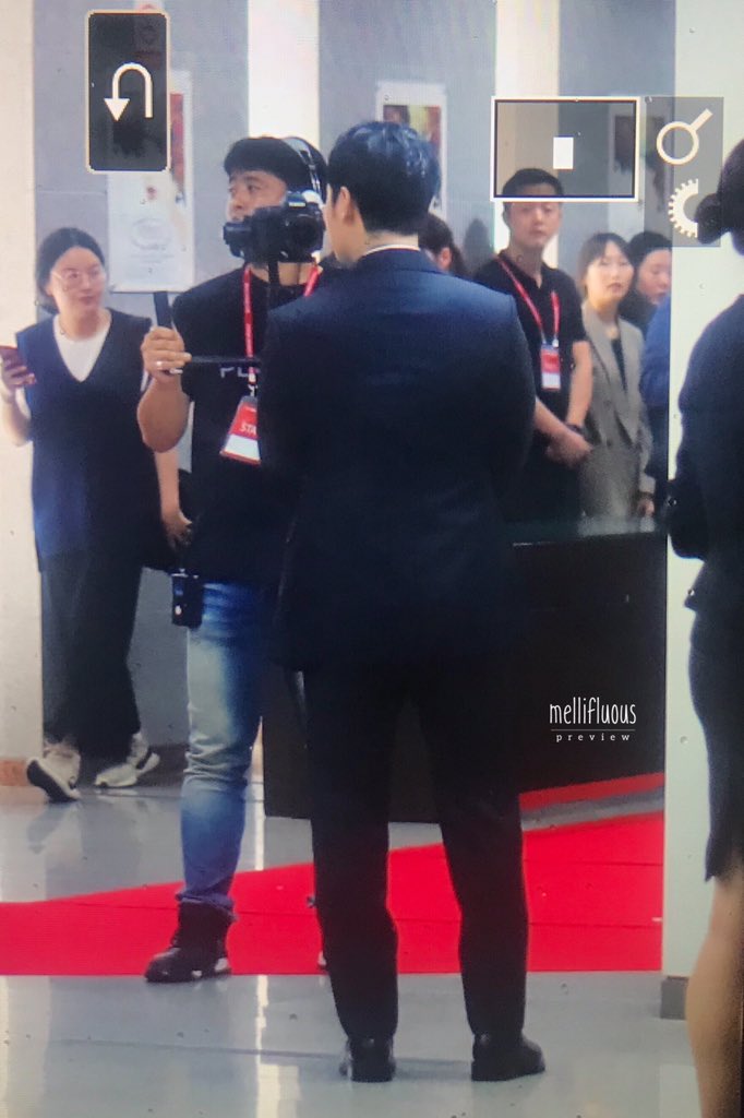 _mellifIuous's tweet photo. 191002 레카 뒤에서 #김동욱 
1. 인사
2. 좌석배치도 구경 🧐
3. 출동 ! 🕺🏻 https://t.co/GJIad3PDWo