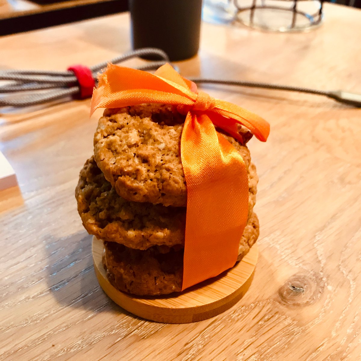 Un jour, une collègue a bien du souci avec une crevaison de pneu sur son vélo. Ballot.

Armés de bonne volonté, d'une chambre à air &amp; d'une pompe, les + cyclistes s'attèlent.

Le lendemain, on a des cookies faits maison en cadeau. 😋

🙏 <a href="/Lea_Oger/">Léa Oger ✨</a>

#Chialance #Démonteursdepneus