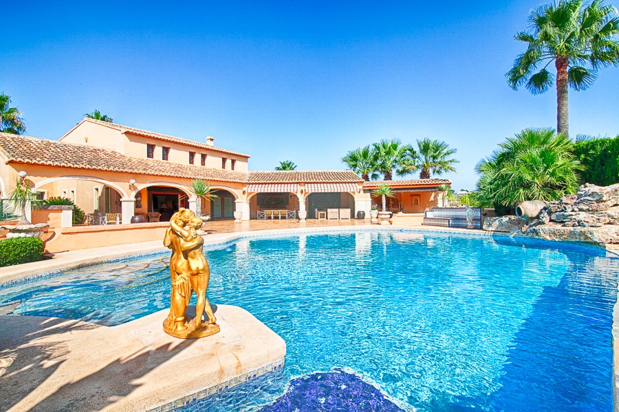 Impressive classic villa near the centre of Benissa now for sale and available on our website.

More info &amp; photos: morairainvest.com/property/impre…