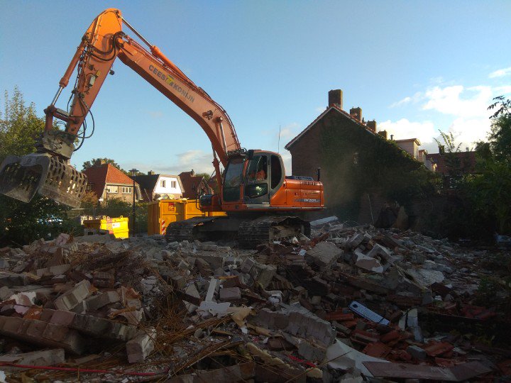 degrootf's tweet photo. Voorbereidingen voor nieuwbouw Pr. Bernardlaan/Pr. Beatrixlaan Uithoorn zijn gestart. Sloopwerk door @GPGroot vordert. @EigenHaard @WarecoNL https://t.co/JYFafKmmSV
