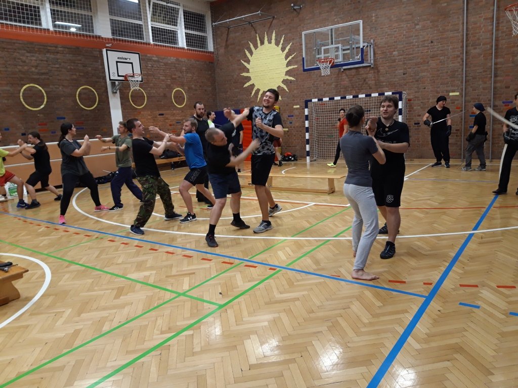 KunstAAD's tweet photo. Začetek vadbene sezone 2019/20 https://t.co/2RRzmB3d8D v telovadnici, ki jo krasi Sonce, staro znamenje učencev bojevanja.
("Il Sole ad onor l'uomo e glori sprona / E d'ogni leggiadria si dilecta / Di sapienza porta la corona / E di religion produce secta." - De Sphera, cca 1470) https://t.co/M1t8tyrTXY