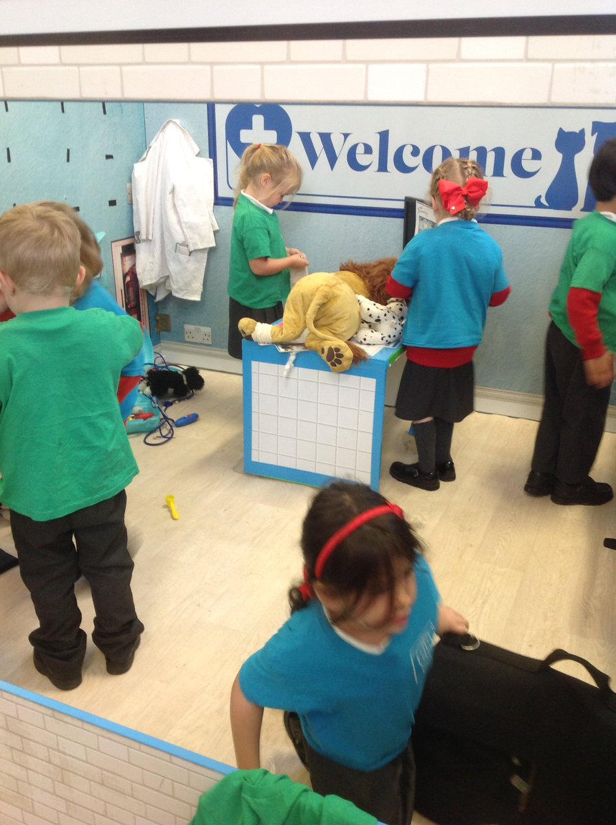 AshurstPrimary's tweet photo. Reception class Learning about people who help us through role play with @clevercogsMCR https://t.co/WXV28HWDKC