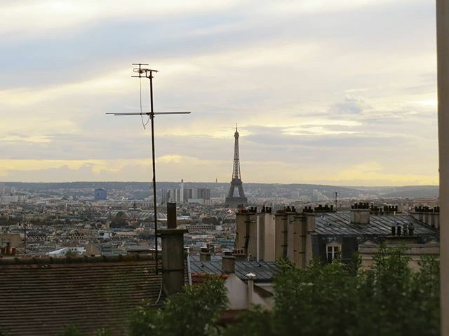 Doideira's tweet image. Eis que emerge da paisagem uma enorme torre de ferro dominando a cena...
---
#eiffeltower #eiffeltour #torreeifell #Paris #France #🇫🇷 bit.ly/2patyBb