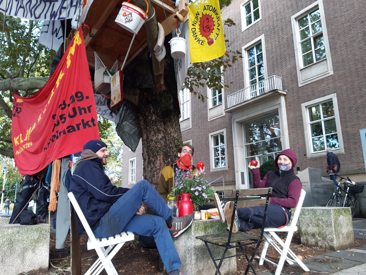 fossilfreeMS's tweet photo. Moin! Es gibt schon viel zu berichten am Baumhaus #LeWeLup. Aber erstmal gibts unten #Frühstück. Stay tuned!
#AmBodenBleiben #RausAusRWE #DivestLWL https://t.co/rbFlDinrpz