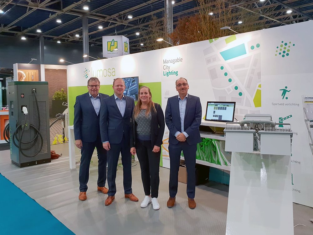 Lumosa_LED's tweet image. Wij zijn er klaar voor! Lumosa staat op de Vakbeurs Openbare Ruimte. Ons beursteam van vandaag, van links naar rechts: Bert, Hans, Roswita en Henk staan voor u klaar. Benieuwd wat wij voor u kunnen betekenen? Kom dan langs bij stand 3.5.42. #VORNL #JaarbeursUtrecht #Totzo!