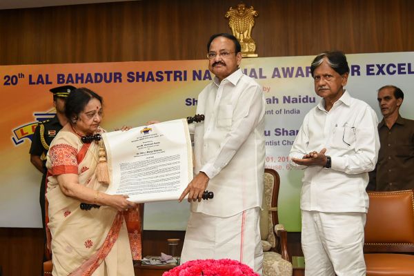 RenuSwarup's tweet photo. Heartiest Congratulations Dr Manju   Sharma, Former Secretary @DBTIndia for receiving this great honour The Lal Bahadur Shastri National Award for Excellence. So well deserved.
@PMOIndia @drharshvardhan @NITIAayog @VPSecretariat https://t.co/Q6ZggG9bdq