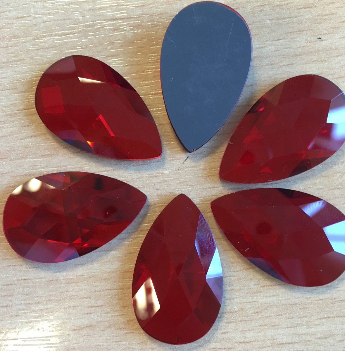 Grade AAAA peardrop 28mm crystal shapes without holes!   Only £10.80 for 20!  
crystalparade.co.uk/crystals/chine…
#dancecostume #fashion #sparkle #crystalsfromCrystalParade