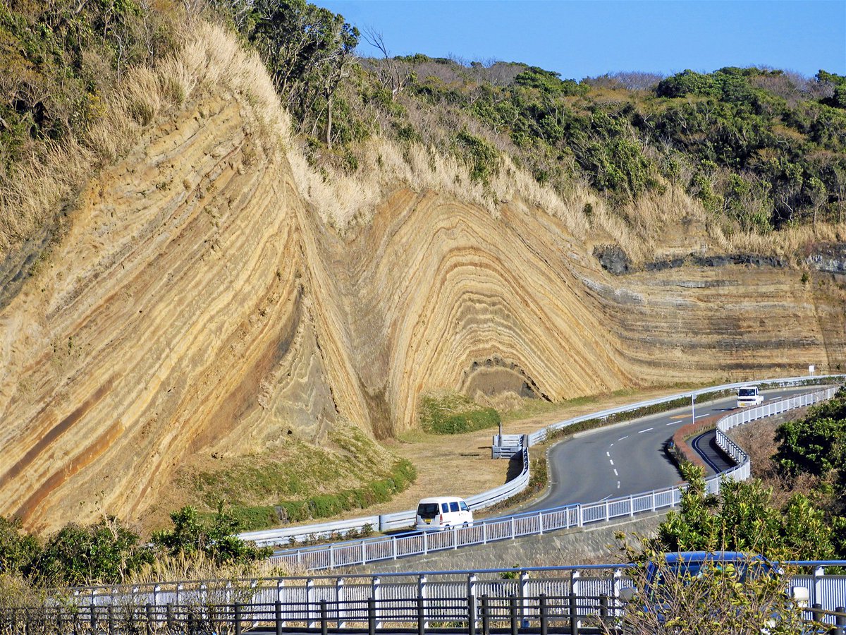 伊豆大島ジオパーク בטוויטר 台風15号通過後 地層大切断面 の露頭が崩れていました 崩落した塊の一部は道路沿いガードレールそばまで転がっていました T Co Ehoajuuess 伊豆大島 地層大切断面 台風15号 伊豆大島ジオパーク בטוויטר 台風15号通過後 地層大切断面 の露頭が崩れていました 崩落した塊の一部は道路沿いガードレールそばまで転がっていました T Co Ehoajuuess 伊豆大島 地層大切断面 台風15号