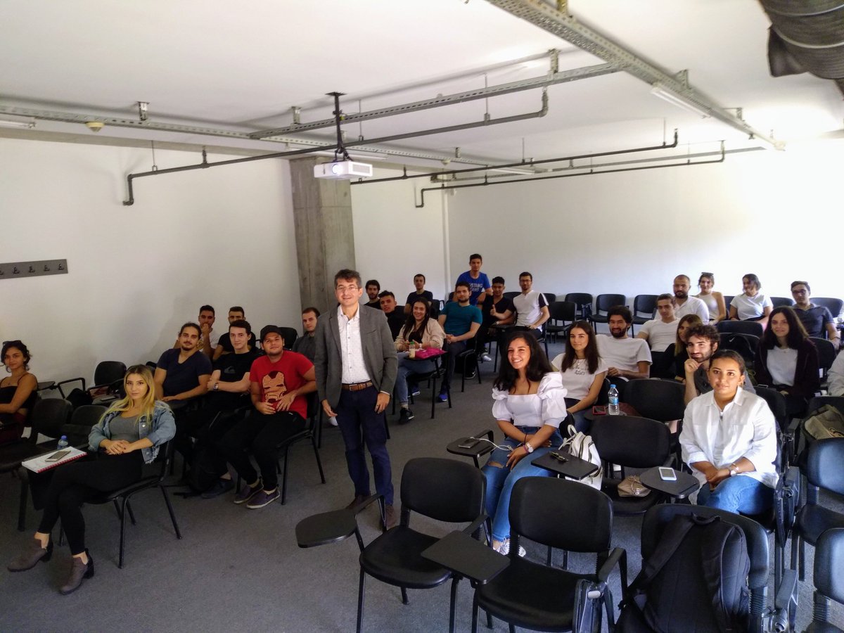 Khosann's tweet photo. Merhaba arkadaşlar bugün #BilgiÜniversitesi #SCI119 From Invention to Innovation sınıfımla #dijitaldönüşüm dersindeyiz (sağda). Bu da #SCI17 Amazing Science dersim. Konumuz #büyükpatlama (solda) @bilgiofficial https://t.co/Xz3T3oKho1