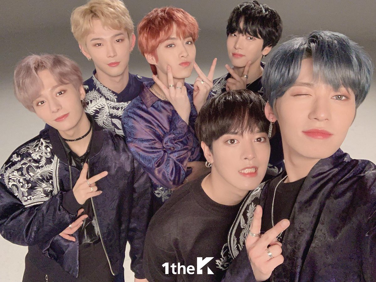 1theK's tweet photo. 동에 번쩍 서에 번쩍✨ 어떤 각도에서도 달처럼 빛나는 원어스의 셀카도 공개합니다😉 #ONEUS

인앤아웃댄스 #원어스 보러가기 👉 https://t.co/8bwspG3YEP https://t.co/0QFKLNvzza