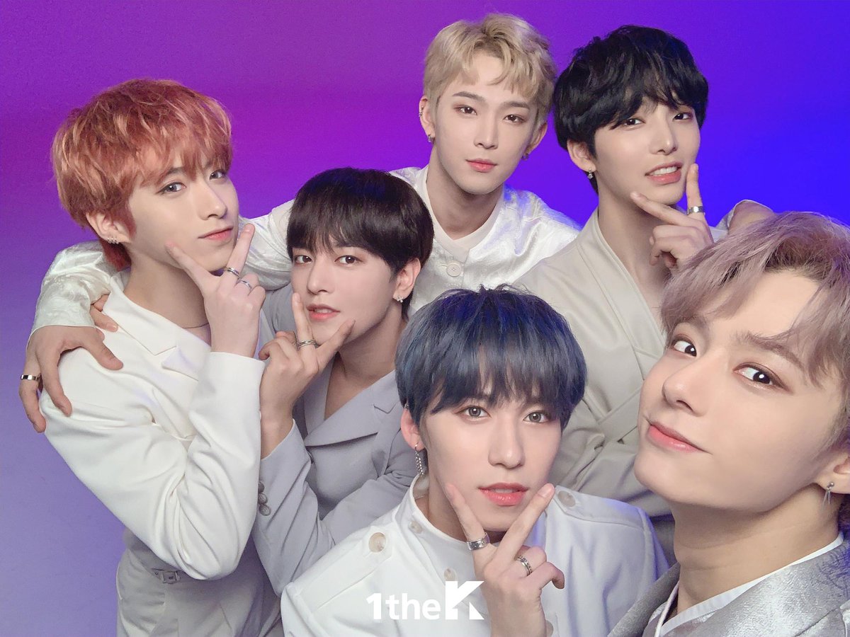 1theK's tweet photo. 동에 번쩍 서에 번쩍✨ 어떤 각도에서도 달처럼 빛나는 원어스의 셀카도 공개합니다😉 #ONEUS

인앤아웃댄스 #원어스 보러가기 👉 https://t.co/8bwspG3YEP https://t.co/0QFKLNvzza