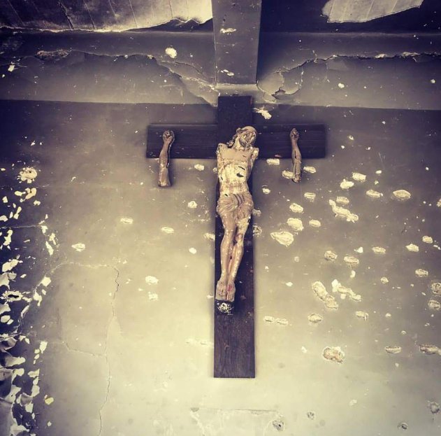 Don_Lazzara's tweet photo. Questo #crocifisso di #Aleppo dissacrato dai terroristi, è dedicato a tutti quelli che ritengono sia divisivo mostrarlo nelle scuole ma che poi alzano la voce quando gli usi alimentari dei musulmani non sono rispettati. Cristo rimane, i suoi nemici passano. Fatevene una ragione. https://t.co/9FDx5ArNbm