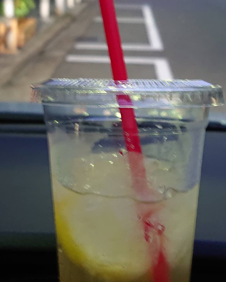 IcdJi3iJ43B46xy's tweet photo. 疲れた後にはみっつさんのレモネード炭酸割最高���
疲れが吹き飛ぶ～(^O^)
久しぶりに夜行ったけど、重鎮のみっつさん！まいちゃん！ふるふる？が居た！
帰ったら娘がお土産！と言われたけど買ってない( ；∀；)
今度行く約束してもうた！
#mittscoffeestand
#togokurumamichi
#adedge
#cafestatogo https://t.co/OSyrVmNuTN