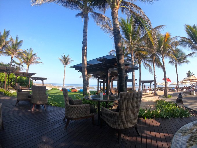 海辺でオシャレの極みごはん… 