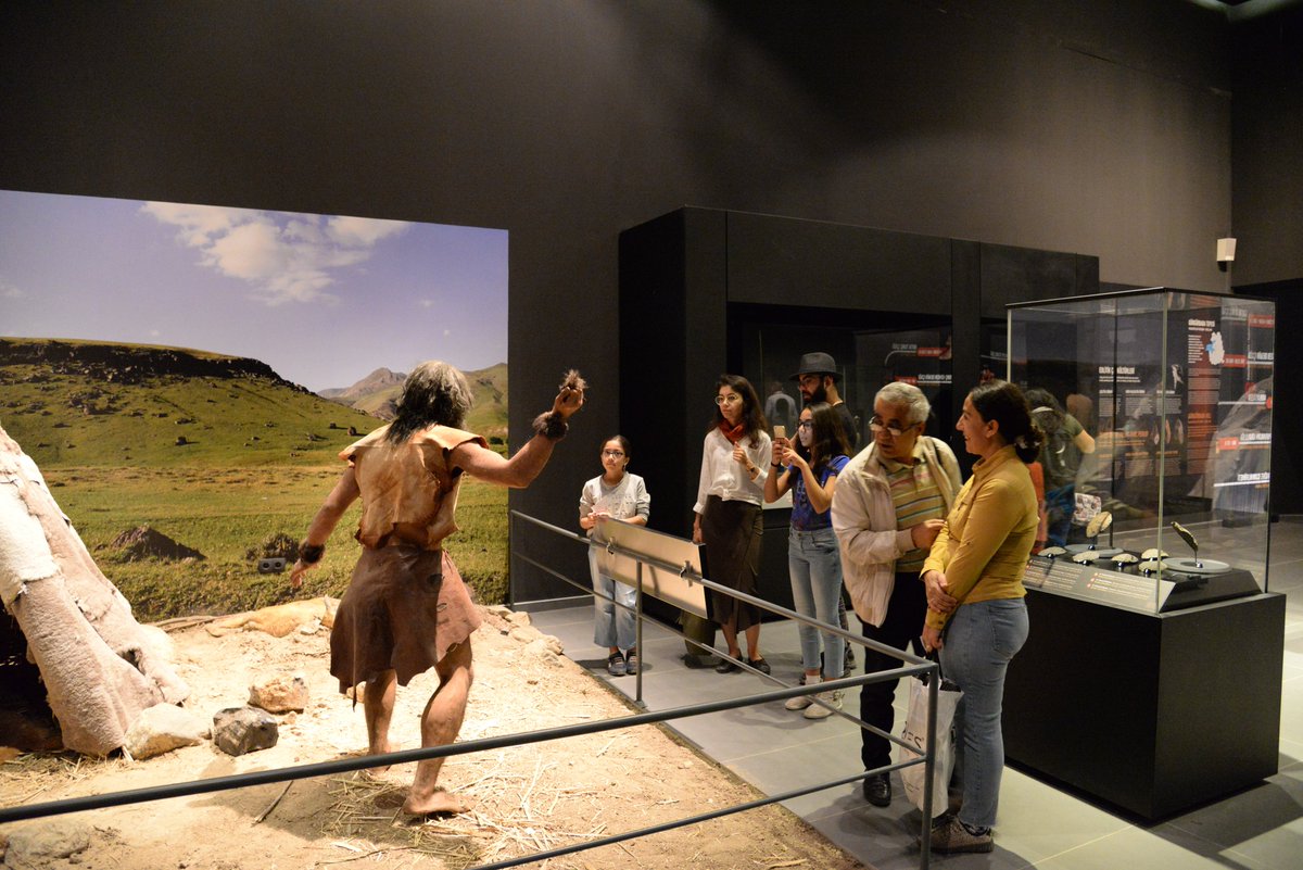 ночь в музее. I visiting the museum. I visiting the museum. музей палеонтологии в нью-йорке. посетитель музея.