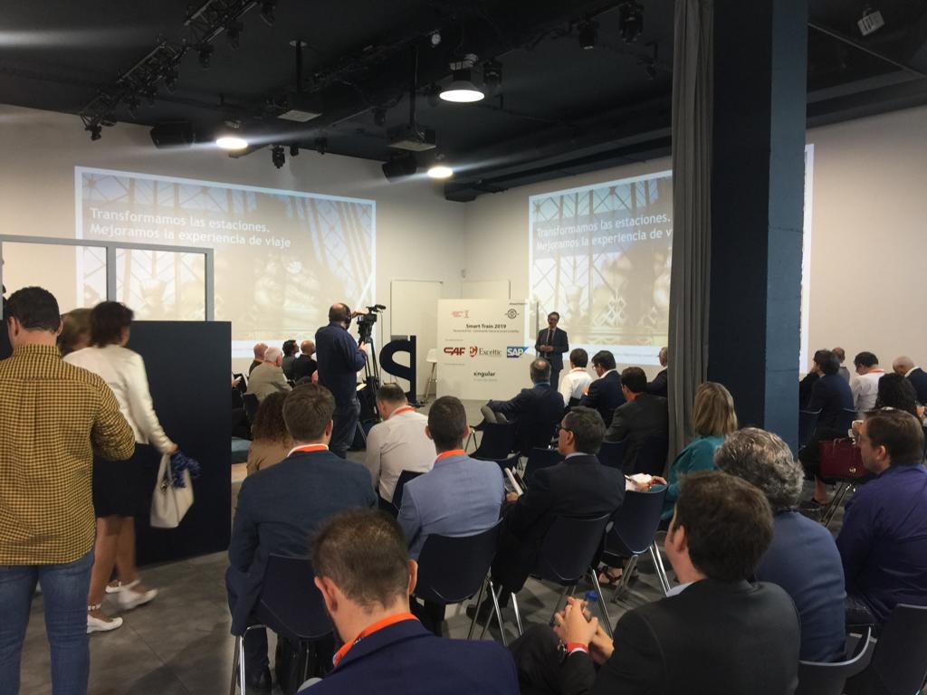 sqsspain's tweet photo. Hoy nos encontramos en #SmartTrain19. Ferrocarril 4.0 - Caminando hacia la smart mobility. Esta siendo muy interesante lo que están exponiendo los ponentes. https://t.co/cN1gI957rw
