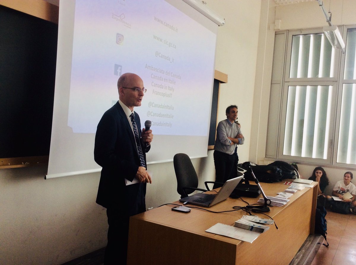 CanadainItalia's tweet photo. Sala strapiena @SapienzaRoma per la presentazione del Corso di Lingue e Mediazione francese. Il Ministro Consigliere Christopher Burton illustra i valori canadesi 🇨🇦 della #diversità culturale e invita studenti e professori a #EduCanada Milano 8 e Roma 10 ottobre. A presto! https://t.co/y5tBMzFzRB