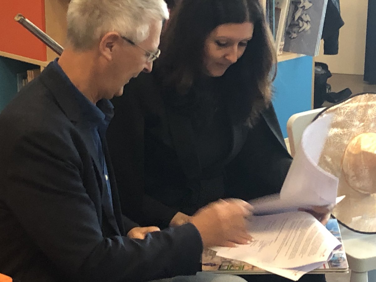 Vanmorgen mocht ik de opneningshandeling verrichten van “bibliotheek op school” in De Helix. Directeur Marlies Vredenburg en Jan Kaldenbach tekenen het contract. Van lezen word je slim! Lezen stimuleert je inlevingsvermogen! #heerhugowaard #dehelix