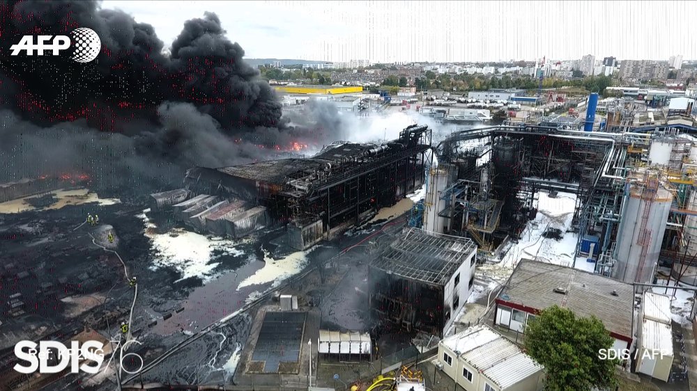 afpfr's tweet photo. [À LA UNE À MIDI] - La ministre de la Santé Agnès Buzyn a reconnu , à propos des substances qui se sont consumées dans l'incendie de l'usine Lubrizol, que "personne" ne sait aujourd'hui "ce que donnent ces produits mélangés quand ils brûlent" #AFP (1/5) https://t.co/TUBO1tOJgU