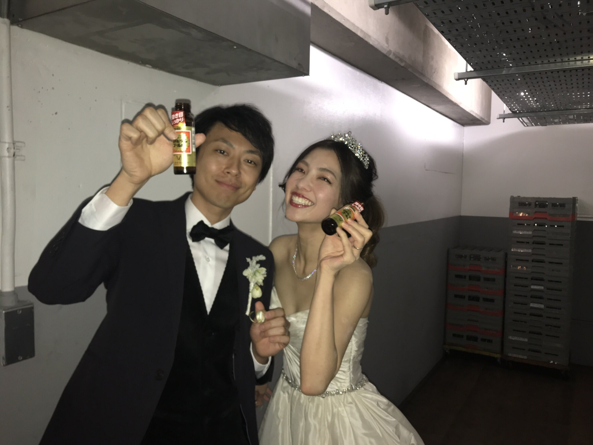 توییتر 松田 佳大 در توییتر 結婚式のいちばんの思い出は お互いへのサプライズ 僕は歌で妻はダンス の練習でまともに寝れておらず スタッフさんに買ってきてもらった栄養ドリンクを入場直前にガブ飲みしたこと 結婚式の仕事してるとは思えない準備不足感