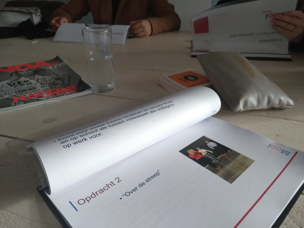 Op speelse wijze in gesprek geweest met kinderen uit Leyenburg over sociaal media, eenzaamheid en pesten. Hoe zorg je dat je in gesprek komt met jongeren over beladen onderwerpen? "Over de streep"#mooiwelzijn#cjg#ouders#
school en opvang