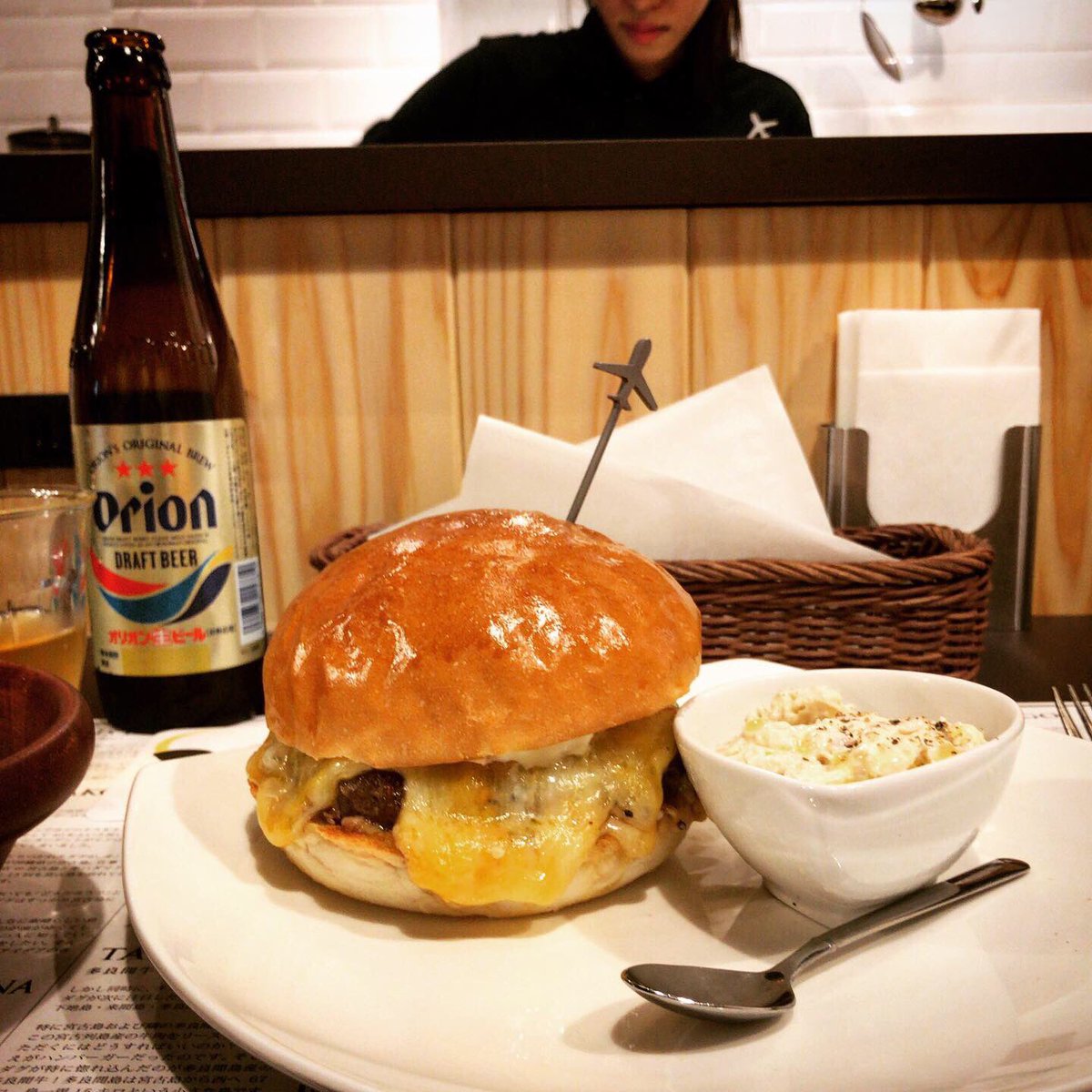 ダグズバーガーがついに名古屋の地へ出店！早速デリシャスなハンバーガーを食べに行きました。2011年宮古島での創業からデザイナーとして関わってきたお店です。今や押しも押されもせぬ人気店に、感慨に浸りながら肉を噛みしめてきました。場所… 