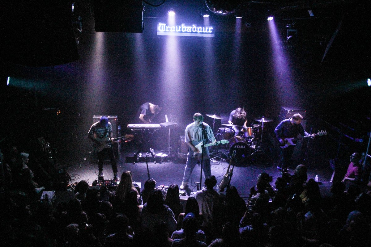 samfendermusic's tweet photo. Thank you so much LA! Playing @theTroubadour was a dream come true! It was one of my favourite shows and I was absolutely loaded with cold 🤒 big love ya bunch of turkeys 💖🦃 x https://t.co/8i1bqDvhuQ
